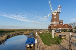 Acorn Cottage, Holt: Nearby Cley-next-the-Sea is a pretty village with a landmark windmill, art galleries, a fabulous deli and a tea room or two