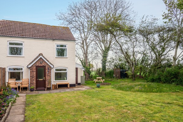 Margaret's Cottage, Potter Heigham: A rural cottage, surrounded by countryside, dating back to the 1900s