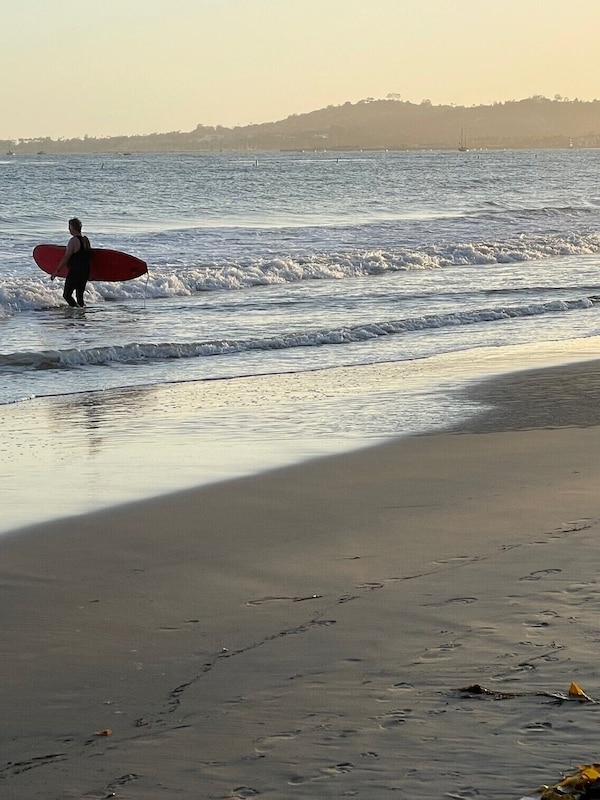 Hammond's Reef is just minutes walk away for the best surf around.
