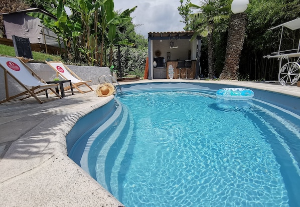 PISCINE PRIVEE SANS VIS A VIS