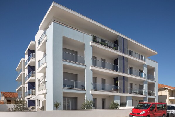 This modern apartment for rent, with 2 bedrooms and pool, is in Sao Martinho do Porto - Silver Coast, Portugal