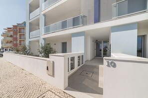 This modern apartment for rent, with 2 bedrooms and pool, is in Sao Martinho do Porto - Silver Coast, Portugal