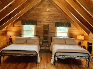 Open loft bedroom with 2 Queen beds 
