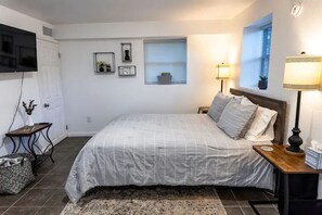 Queen bed.  Smart TV.