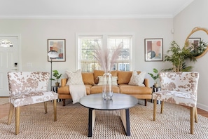 Spacious living room with plenty of seating for your group!