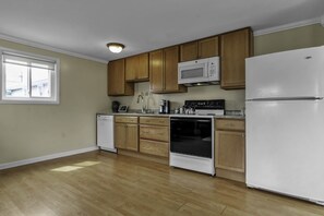 In this well-stocked kitchen is a Google Nest Hub and can assist with recipes!