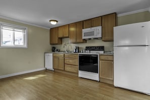 In this well-stocked kitchen is a Google Nest Hub and can assist with recipes!