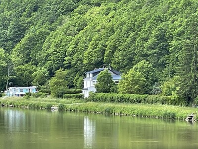 Le Relais du Chenet au bord de la Meuse et sur la voie verte 