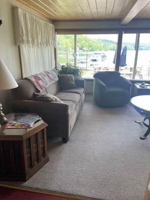 Living room w/ pull out queen sofa bed 