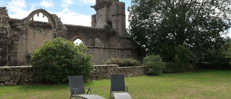 Nuage, Ciel, Plante, Propriété, Bâtiment, Arbre, Végétation, Lot Terre, Herbe, Extérieur Banc