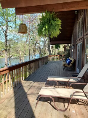 Huge Deck with plenty of outdoor seating