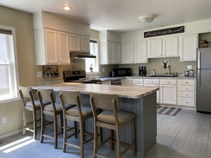 Kitchen breakfast bar