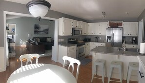 Kitchen & Dining 