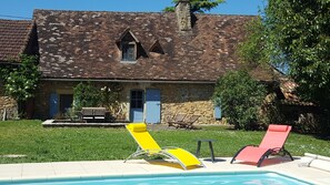 Le gîte et la piscine