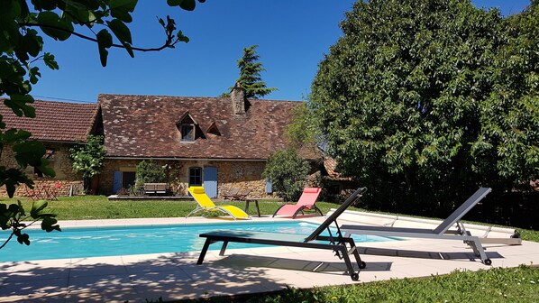 Le gîte et la piscine