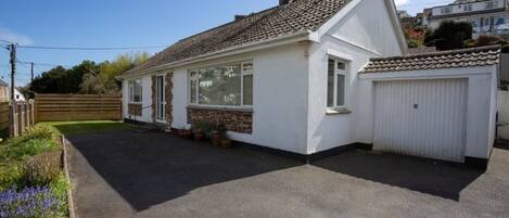 Lovely bungalow close to the harbour yet avoiding the crowds & traffic :)
