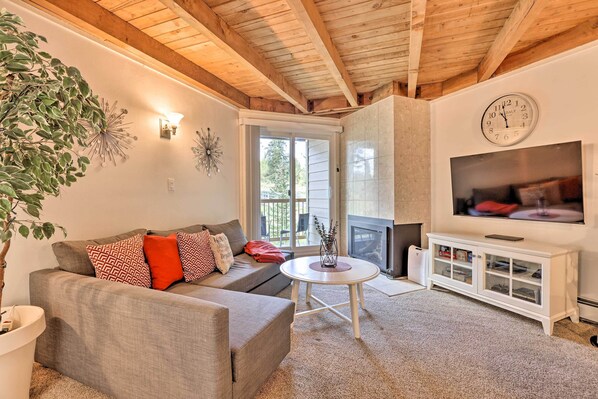 Silverthorne Vacation Rental | 2BR | 1BA | Treehouse Condominiums | 758 Sq Ft