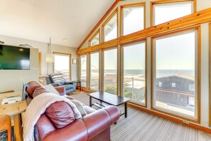 Living Room | Ocean Views | Smart TV | Free WiFi