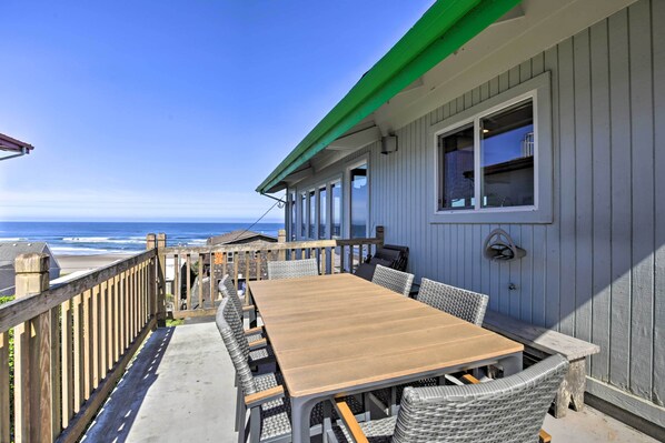 Lincoln City Vacation Rental | 3BR | 2.5BA | 2,060 Sq Ft | Stairs Required