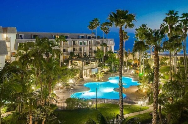 The pool and tropical landscape feels like Hawaii