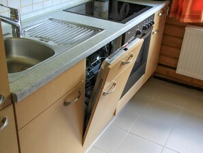 Cabinetry, Evier, Comptoir, Évier, Robinet, Cuisinière, Appareil De Cuisine, Buanderie, Luminaire Plomberie, Cuisine