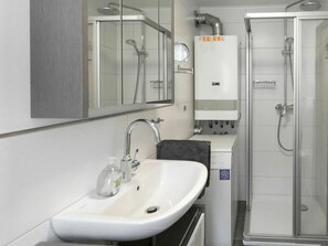 Mirror, Tap, Sink, Plumbing Fixture, Bathroom Sink, Property, White, Plant, Bathroom, Bathroom Cabinet