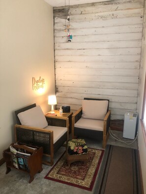 Sun room, Reader's Retreat