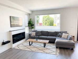Peakboo views of Penticton Lake. Large comfy sectional + Samsung The Frame 55"
