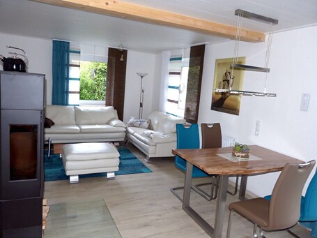 neue Ferienwohnung (2019) (55qm) für 2 Personen mit Grillmöglichkeit-Wohn- und Essbereich