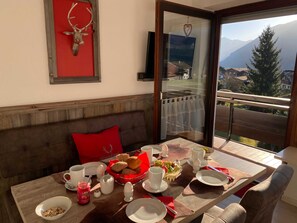 AlpenKastl für 1-3 Personen 40 qm, Wohnküche, Schlafzimmer, Du/WC, Balkon, WLAN-Esstisch