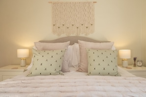 3 Chapel Cottages, Docking: Master bedroom with king-size bed