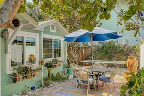 Private outdoor dining area for the Bungalow