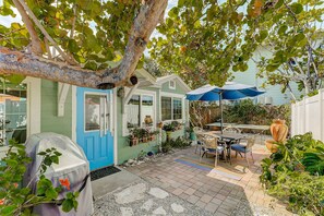 Private outdoor courtyard area for the bungalo