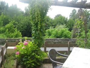 Espace repas sur la terrasse