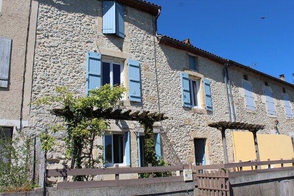 Maison en bord de route, face à la rivière, 
terrasse plein sud
PAS DE JARDIN