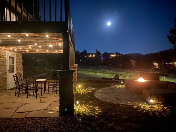 Spend your evenings taking in then night sky & the warm glow of the gas firepit