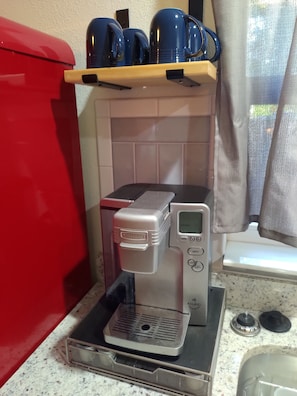Keurig coffee machine with coffee and creamer