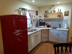 Full kitchen