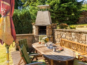 Table, Plante, Chaise, Bois, Tableau De Plein Air, Arbre, Mobilier De Jardin, Pot De Fleur, Bâtiment, Chalet