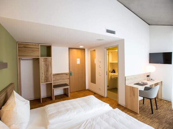 Doppelzimmer mit Balkon, Dusche und WC