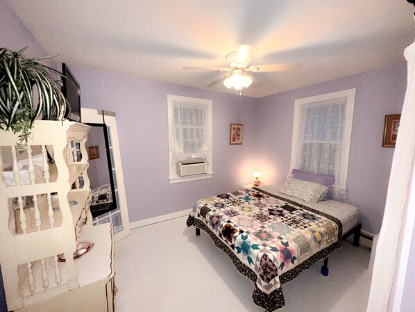 this room has a new raymour and flanagan queen sized mattress