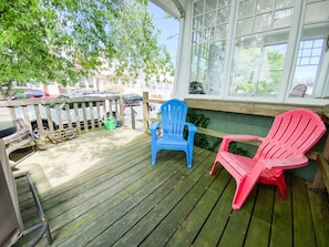 Front deck
Sitting area
Great for socializing and people watching!