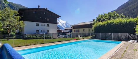 Preciosa piscina exterior con vistas a la montaña