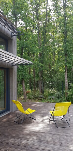 Terrasse donnant sur la forêt vers l'est