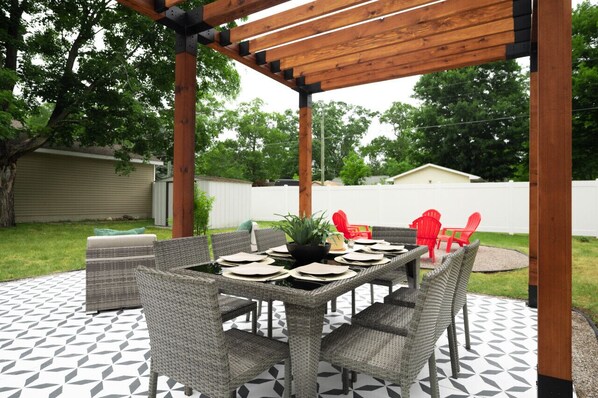 Backyard dining bliss under the pergola 🍴🌿