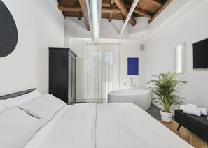 The bedroom with the Jacuzzi