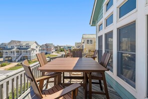 SV09: Eighty-Sea | Top Level Sun Deck