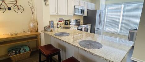 Fully renovated kitchen, gorgeous granite countertops and brand new appliances