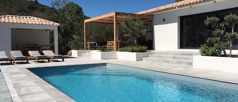 villa 8 personnes climatisée avec piscine sans vis-à-vis sur 3000 m2 de terrain.