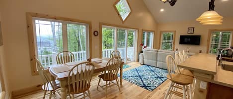 Kitchen Table/Dining Area